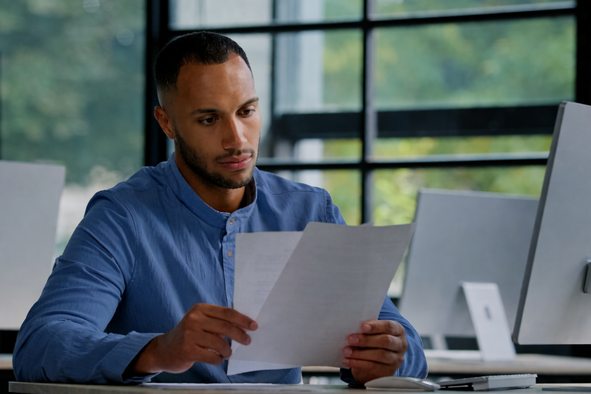 Homem sentado trabalhando em um notebook em ambiente home office representando: Como se proteger de autuação por erro de classificação fiscal.