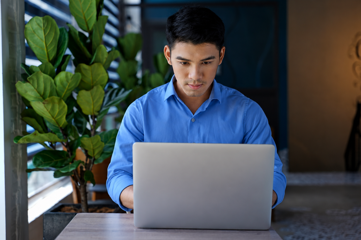 Empresário trabalhando em notebook em ambiente de escritório home office representando: Rejeição 208: CNPJ do destinatário inválido - Como resolver?