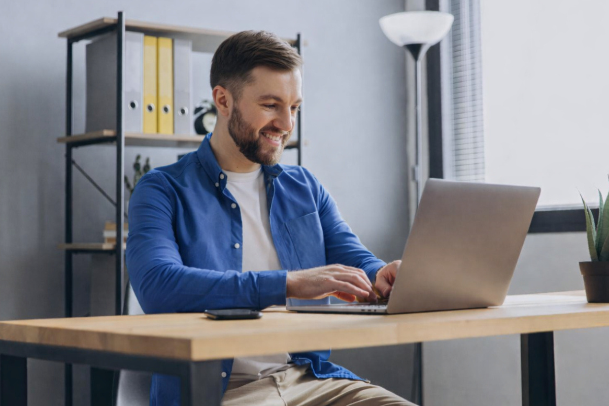 Profissional em contabilidade trabalhando em um notebook sobre uma mesa em ambiente de escritório representando: DAS e Simples Nacional com a CBS em 2026: como calcular e o que muda para a ME.