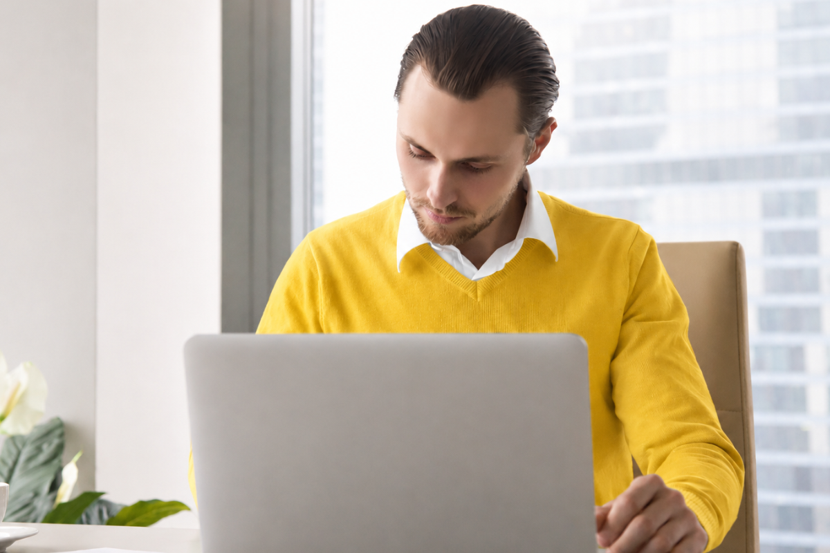 Empresário empreendedor trabalhando em seu notebook em ambiente de escritório a possibilidade de Como dar desconto sem perder margem de lucro.